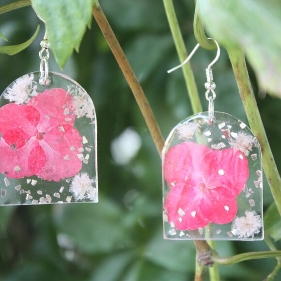 Hand Crafted Resin Earrings with Real Flowers & Embellishments of Gold - Picture 7 of 7